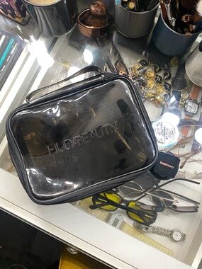 HUDA BEAUTY Clear Black Cosmetic Travel Case and pop socket pressed powder